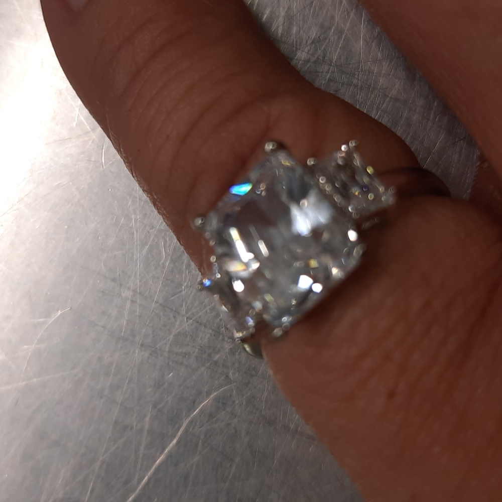 Glitz and Glamour Crystal faceted Ring - Picture 4 of 4